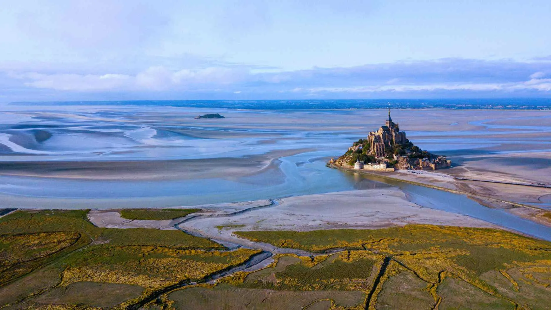 How to Visit Mont-Saint-Michel: Dawn Calm, Tide Windows, 2h / 4h Routes & Regional Pairings
